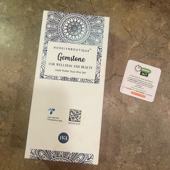 ROSELYNBOUTIQUE Jade Face Roller- Gua Sha Facial Tools. (Green w Jade Roller) - Picture 5 of 12